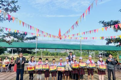 Sáng nay BGH Trường TH Hành Dũng trao các suất quà của Liên Đoàn Lao Động Tỉnh Quảng Ngãi tặng cho các em học sinh khó khăn cố gắng trong học tập.