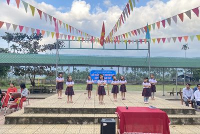 Tặng quà Tết cho các em học sinh khó khăn của Trường TH Hành Dũng