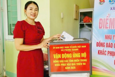 Tập thể giáo viên, nhân viên trường TH Hành Dũng đóng góp ủng hộ người dân bị lũ lụt